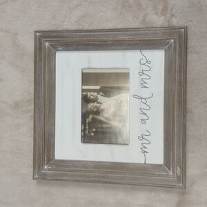 NWT Mr & Mrs Picture Frame